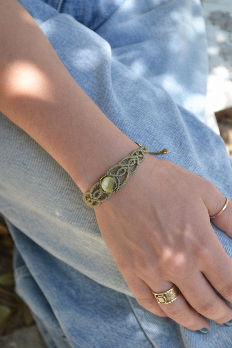 Boho μακραμέ βραχιόλι λαδί