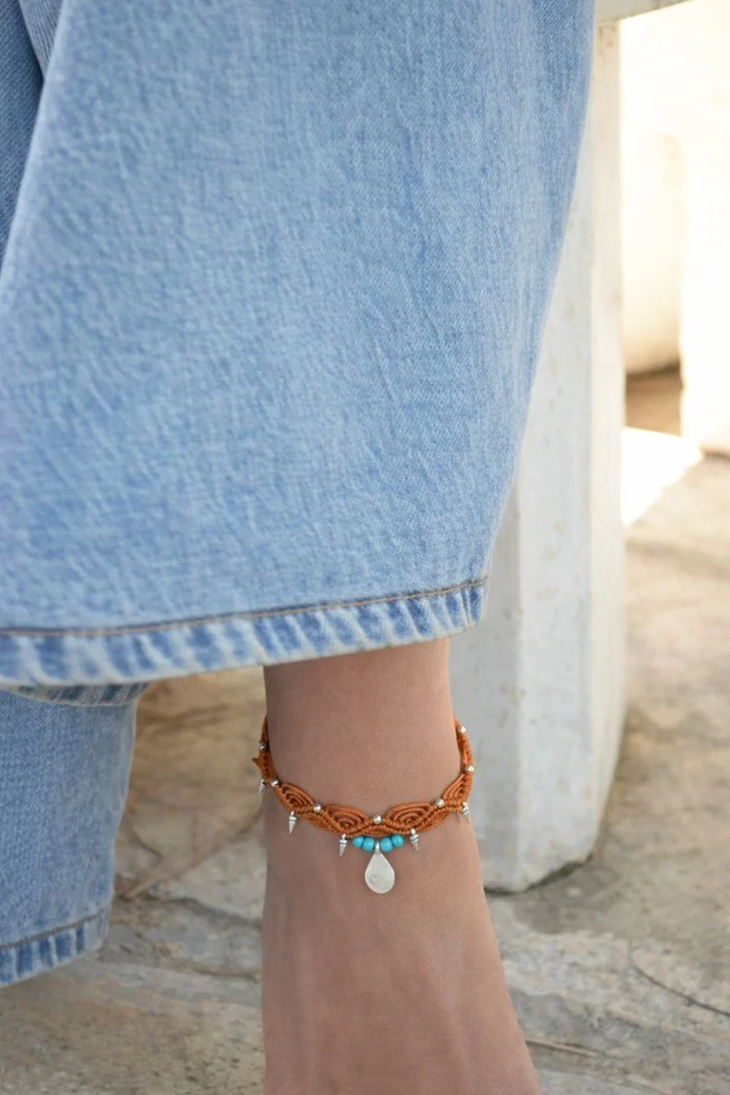 Hippie chic μακραμέ βραχιόλι για το πόδι σε ταμπά χρώμα